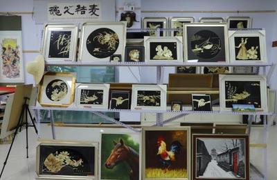 90后女孩返鄉(xiāng)創(chuàng)業(yè)做麥秸畫 月入萬(wàn)元不忘幫扶貧困戶